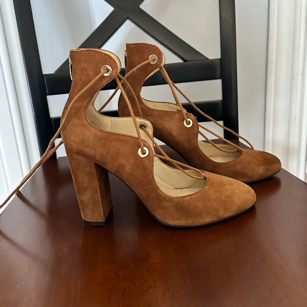 Women’s Marc Fisher tan block heels with string. Back zipper Good Used Cond 7.5